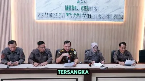 Kejati Sumsel melakukan tahap II penyerahan barang bukti dan tiga orang tersangka penyuapan PUPR