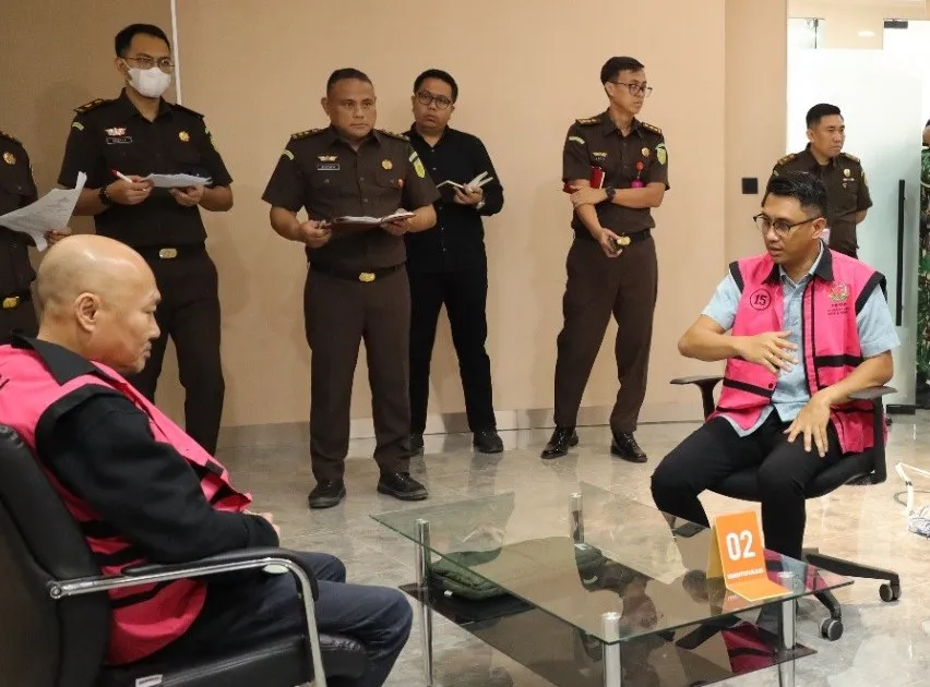 Tersangka kasus suap PN Jakarta Pusat saat menjalani rekonstruksi