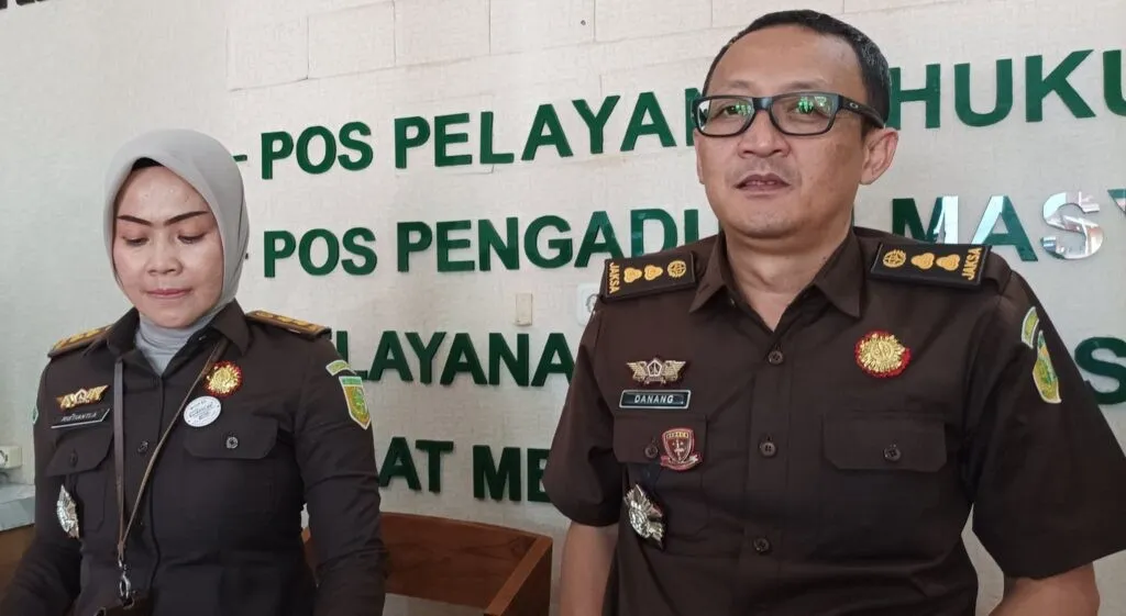 Kasi Pidsus Danang Prasetyo dan Kasi Penkum Ristianti Andriani