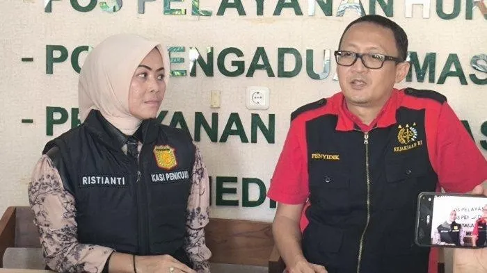 Kasi Pidsus Danang Prasetyo dan Kasi Penkum Ristianti Andriani