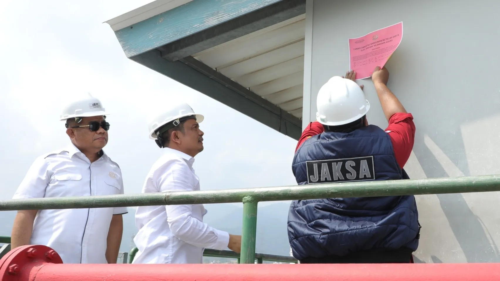 Tim Jaksa Penyidik JAM PIDSUS menyita aset milik PT Orbit Terminal Merak