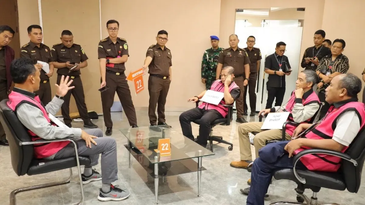 Tersangka MAN bersama 3 tersangka hakim saat menjalani rekonstruksi perkara