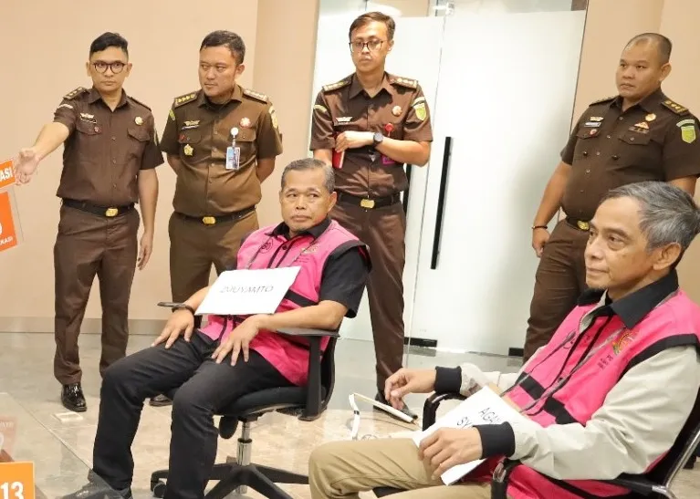 Tersangka 2 oknum hakim tersangka perkara suap gratifikasi saat menjalani rekonstruksi perkara