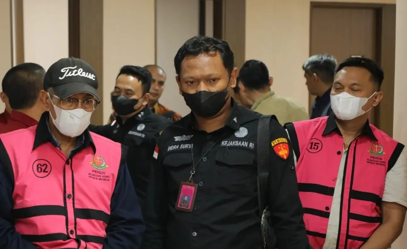 Tersangka perkara pemberian kredit kepada PT Sritex saat dibawa penyidik JAM PIDSUS