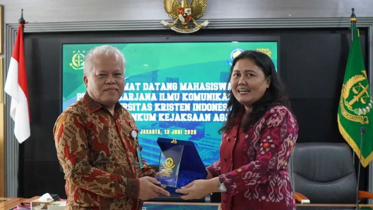 Kapuspenkum Kejagung Dr Harli Siregar, S.H., M.Hum menerima kunjungan studi mahasiswa Ilmu Komunikasi FISIP UKI, Jumat, 13 Juni 2025
