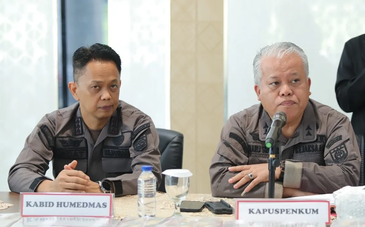 Kapuspenkum Kejagung Dr Harli Siregar, S.H., M.Hum dan Kabid Media dan Kehumasan Kejagung, Irwan Datuiding