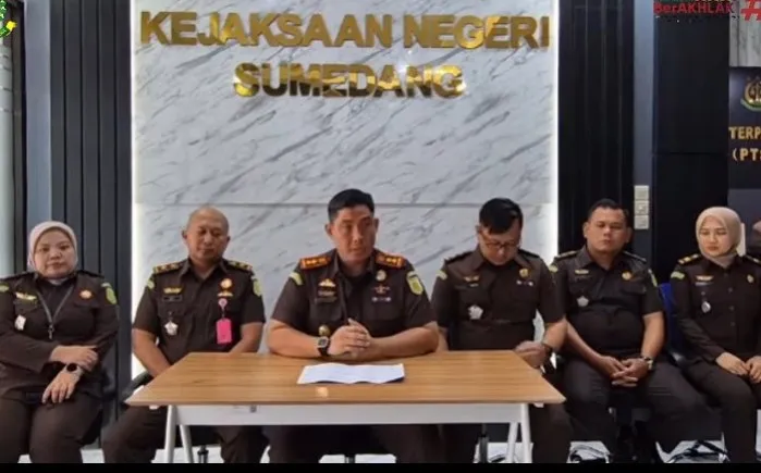 Kajari Sumedang Adi Purnomo beserta jajaran saat konferensi pers di Sumedang, Senin, 16 Juni 2025