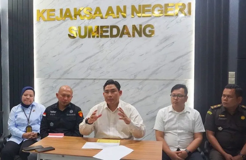 Kajari Sumedang Adi Purnomo beserta jajaran saat konferensi pers di Sumedang, Senin, 16 Juni 2025