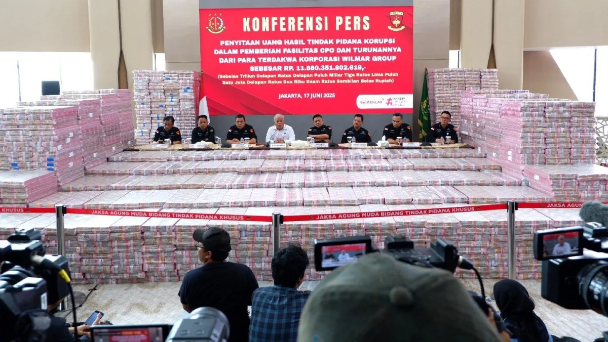 Kejagung Sita Rp11,8 Triliun dari Perkara CPO 5 Terdakwa Korporasi, Ruangan Konpers Penuh Tumpukan Uang