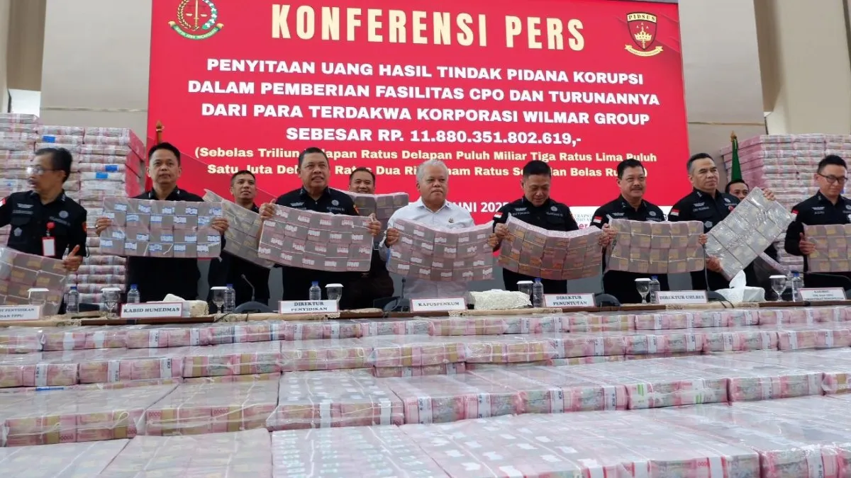 Kejagung Sita Rp11,8 Triliun dari Perkara CPO 5 Terdakwa Korporasi, Ruangan Konpers Penuh Tumpukan Uang