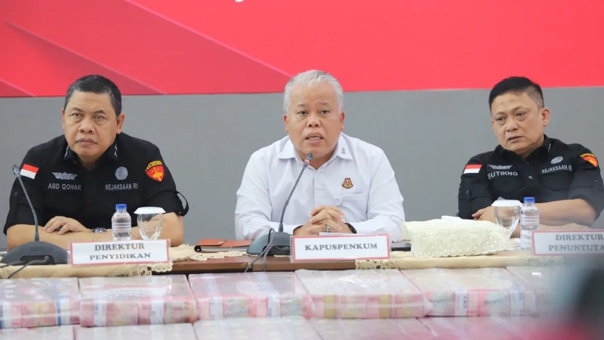 Direktur Penyidikan JAM PIDSUS Abdul Qohar, Kapuspenkum Harli Siregar, dan Direktur Penuntutan JAMPIDSUS Sutikno