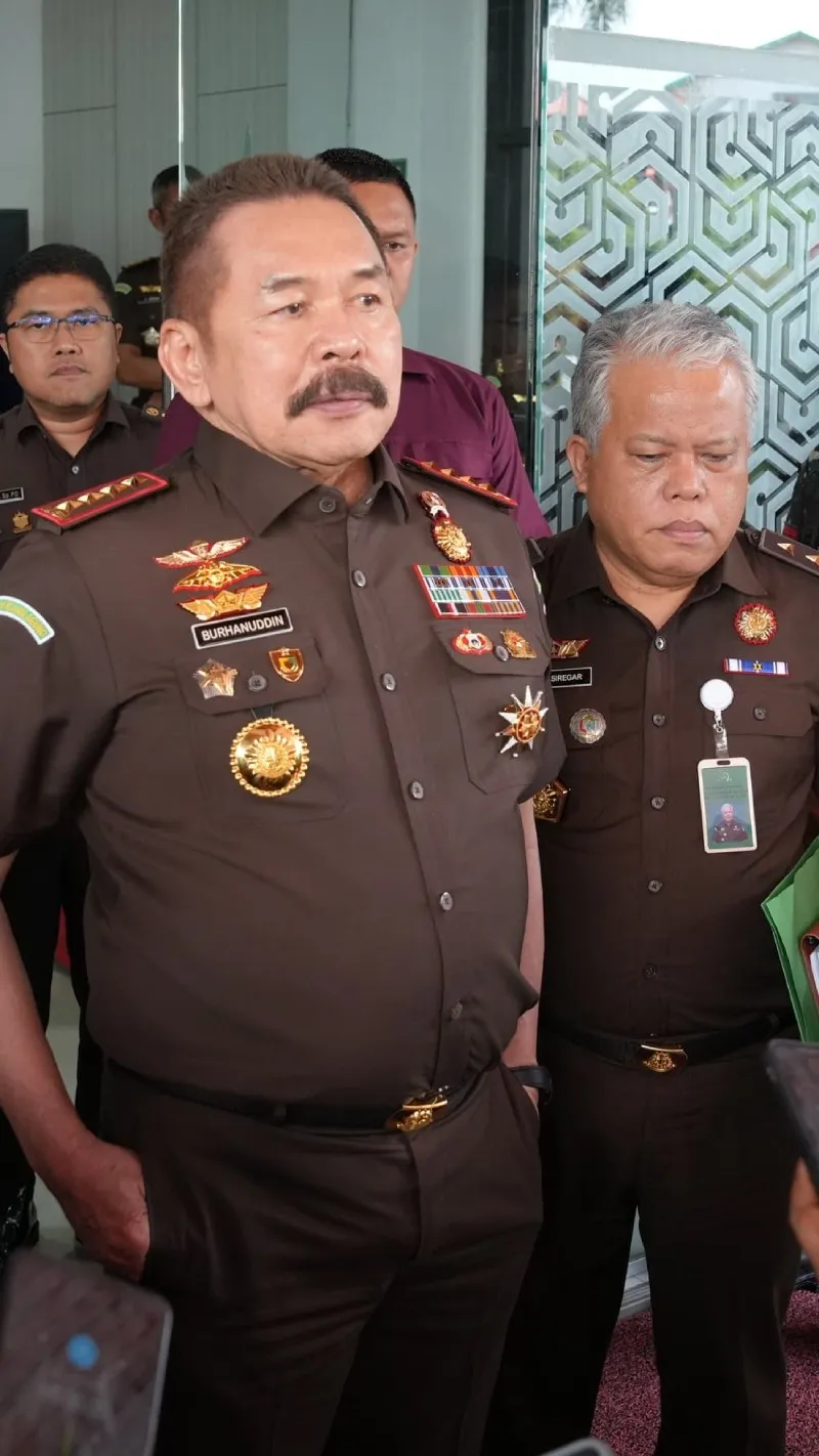Jaksa Agung ST Burhanuddin didampingi Kapuspenkum Harli Siregar usai menggelar pertemuan dengan jajaran Kejaksaan Tinggi Maluku Utara