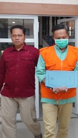 Tersangka AM saat ditahan Kejati Jateng