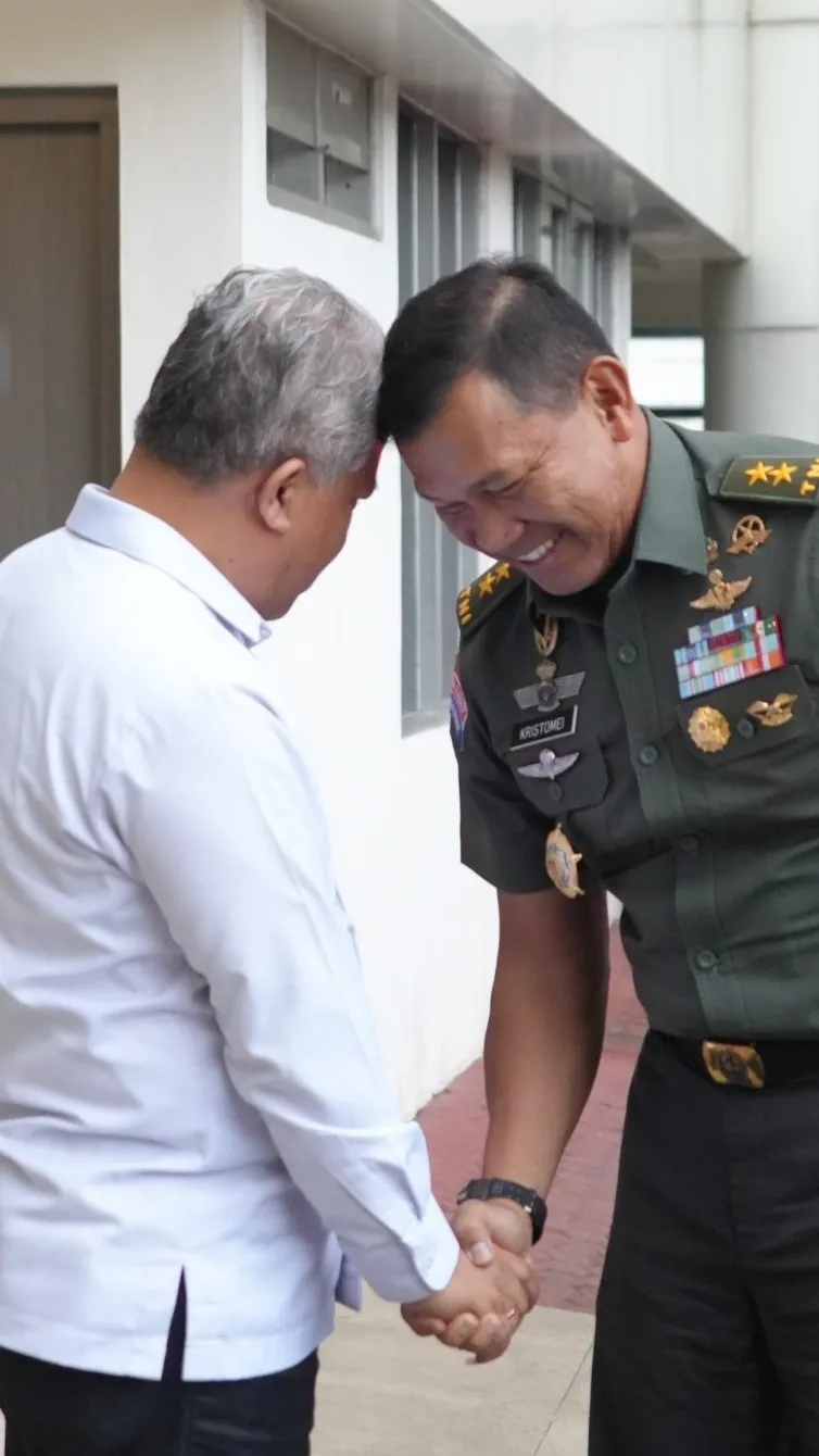 Kapuspenkum Kejagung Dr Harli Siregar, S.H., M.Hum menerima kunjungan Kapuspen TNI Mayjen TNI krostomei Sianturi pada Kamis, 19 Juni 2025