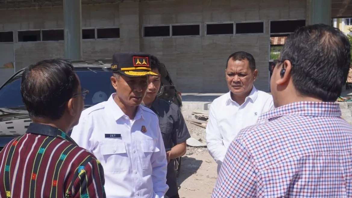 Kajati NTT Zet Tadung Allo, S.H, M.H. melakukan kunjungan mendadak ke proyek pembangunan Gedung Perkuliahan Terpadu FKKH Undana pada Kamis, 19 Juni 2025