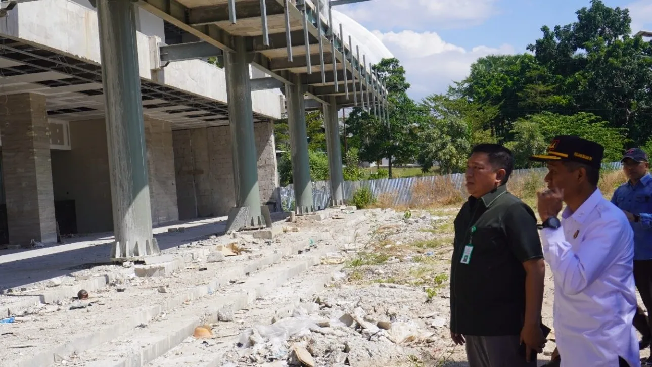 Kajati NTT Zet Tadung Allo, S.H, M.H. melakukan kunjungan mendadak ke proyek pembangunan Gedung Perkuliahan Terpadu FKKH Undana pada Kamis, 19 Juni 2025