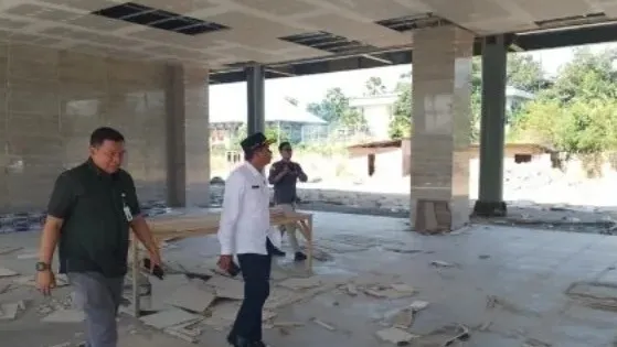 Kajati NTT Zet Tadung Allo, S.H, M.H. melakukan kunjungan mendadak ke proyek pembangunan Gedung Perkuliahan Terpadu FKKH Undana pada Kamis, 19 Juni 2025