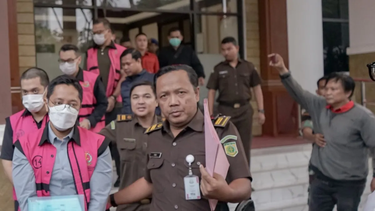 Penyidik JAM PIDSUS melaksanakan Tahap II dalam perkara dugaan korupsi tata kelola minyak mentah PT Pertamina ke JPU Kejari Jakarta Pusat pada Senin, 23 Juni 2025