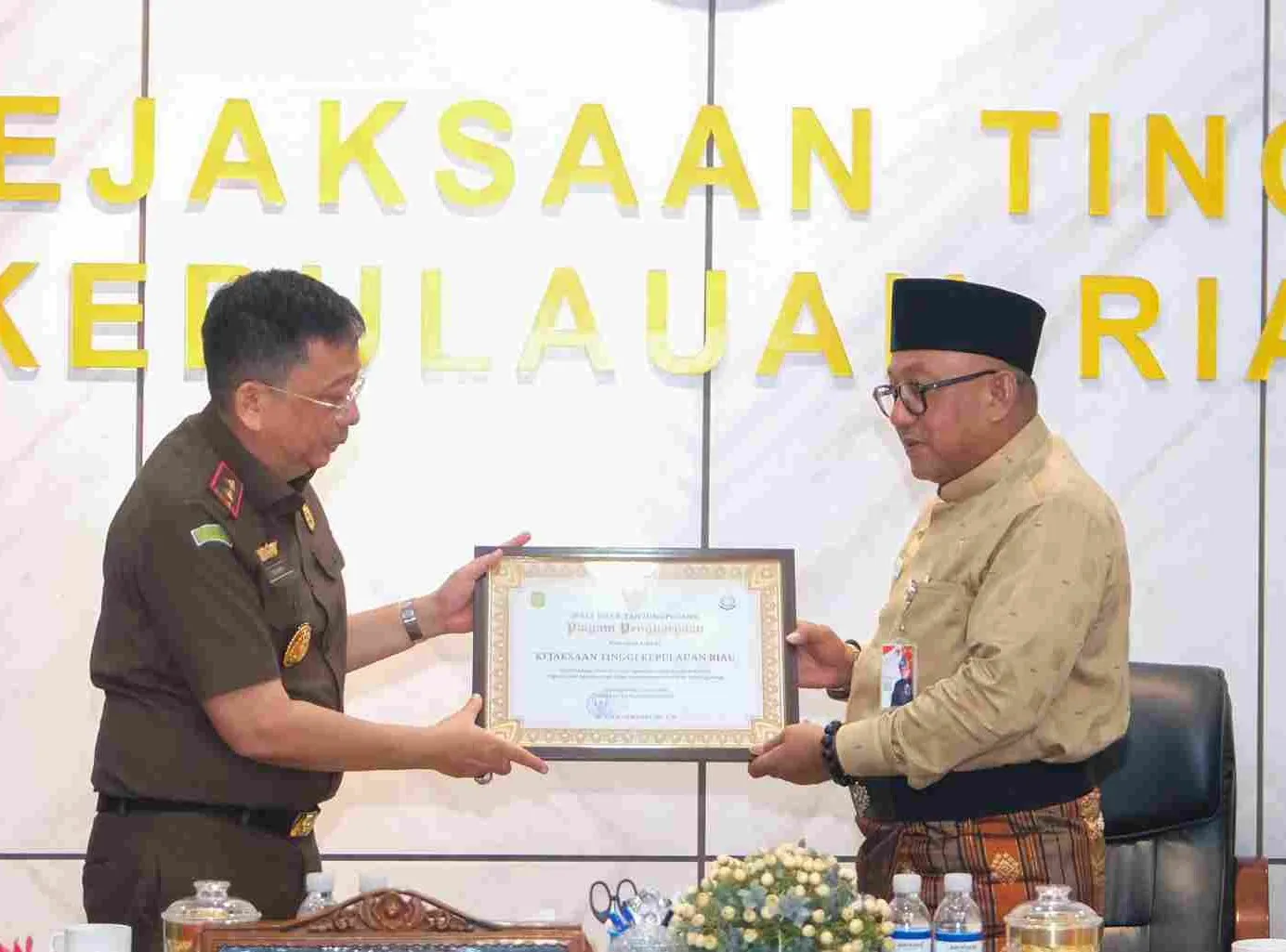 Kejati Kepri mendapat apresiasi dari Pemkota Tanjung Pinang berupa piagam penghargaan dalam pelayanan pendampingan hukum