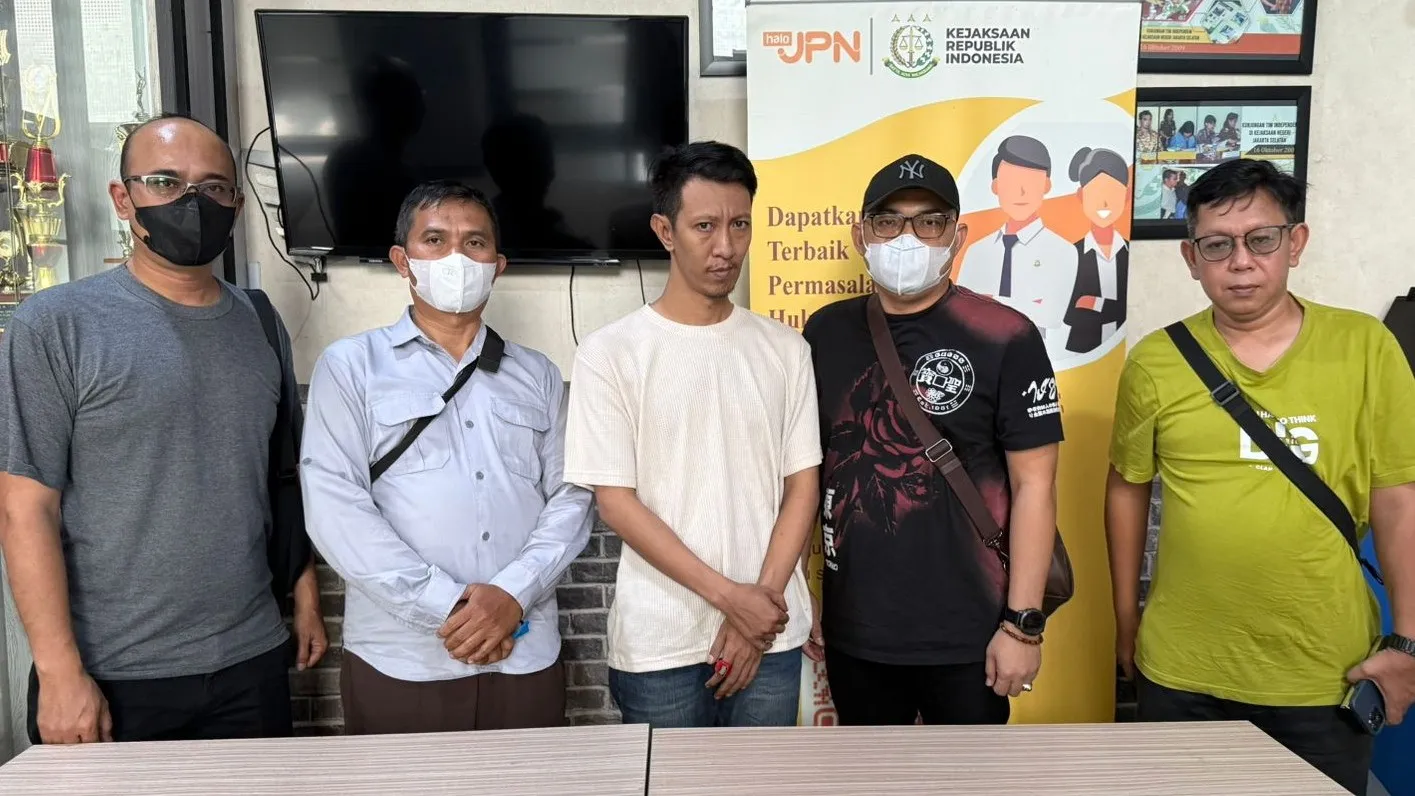 Tim SIRI Kejagung bersama Kejati Jatim mengamankan DPO dalam Kasus Cukai Rokok