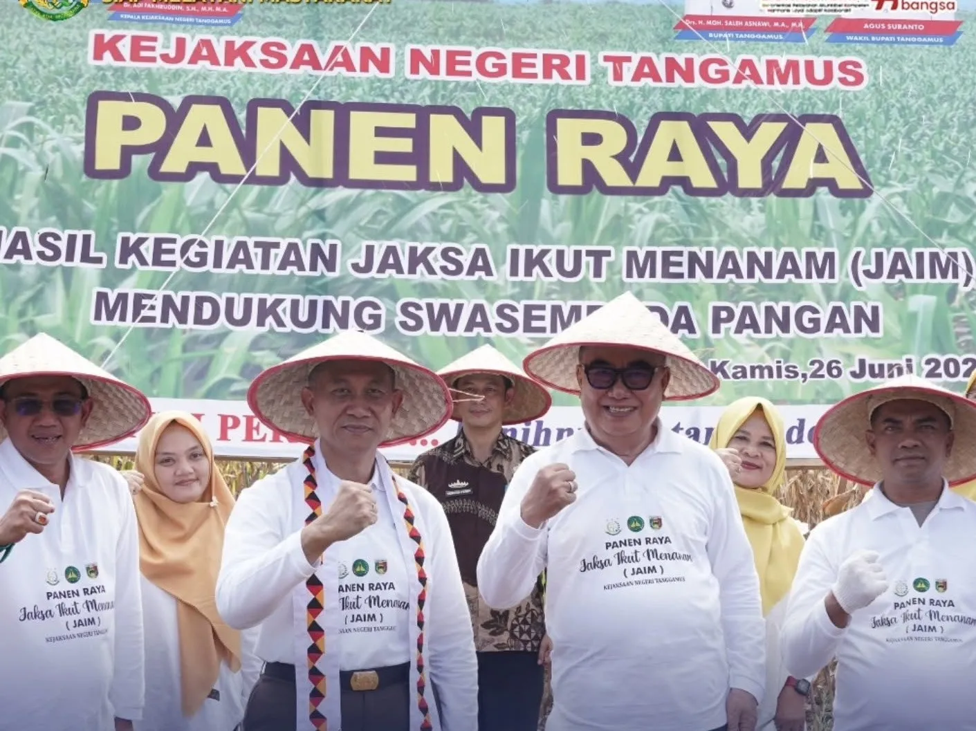 Kajati Lampung Danang Suryo Wibowo, S.H, LL.M, Bupati Tanggaramus Drs H Moh. Saleh Asnawi, M.A, M.Hdan bersama Kajari Tanggamus menghadiri acara panen raya program Jaksa Ikut Menanam (JAIM) di Gisting, Lampung