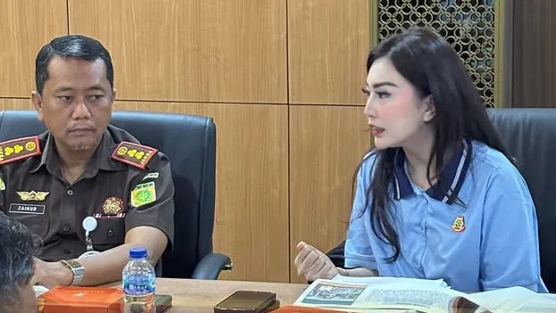 Kajari Zainur Arifin Syah, S.H, M.H dan Kasi Datun Mayang Tari, S.H, M.H bersama jajaran Kejari Tananan saat menggelar ekspose di Kejati Bali