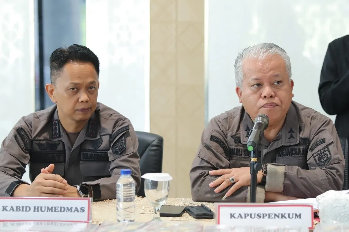 Kapuspenkum Kejagung Dr Harli Siregar, S.H., M.Hum dan Kabid Media dan Kehumasan Irwan Datuiding, S.H, M.H