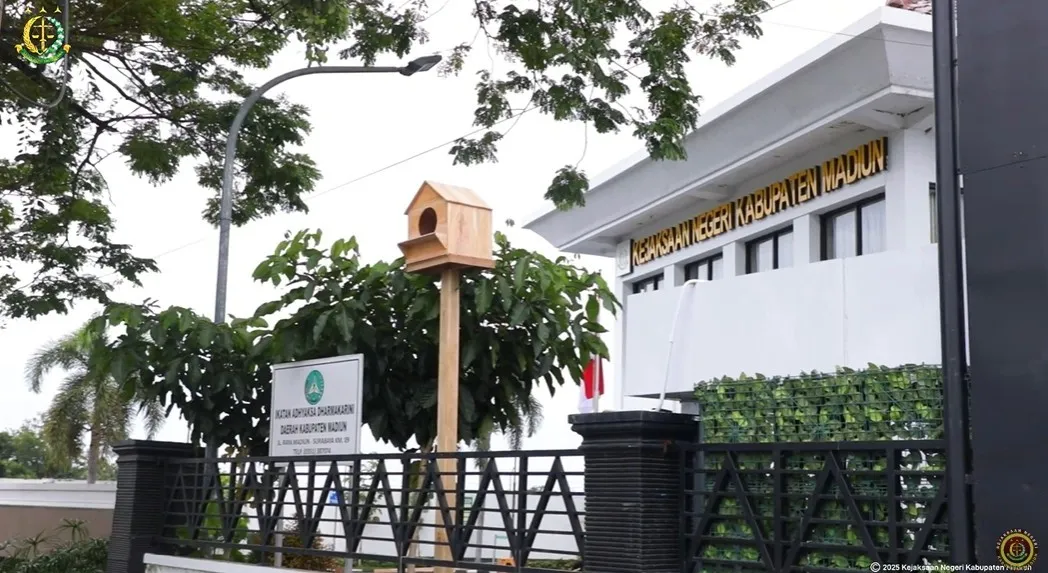 Sangkar burung hantu di halaman kantor Kejari Kab Madiun