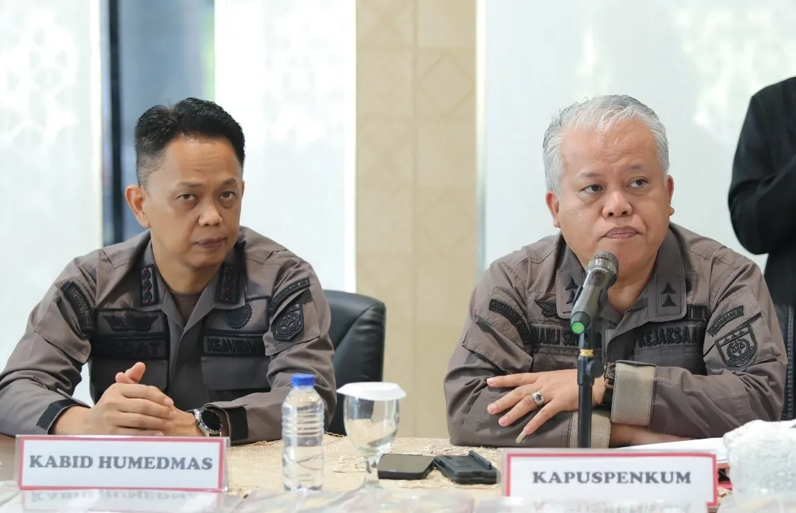 Kapuspenkum Kejagung Dr Harli Siregar, S.H., M.Hum (Kanan) didampingi Kabid Media dan Kehumasan  M. Irwan Datuiding, S.H., M.H. /