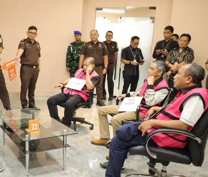 Kejari Jakpus Terima Pelimpahan 6 Tersangka dan Barang Bukti Perkara Suap Izin Ekspor CPO dari Penyidik Kejagung