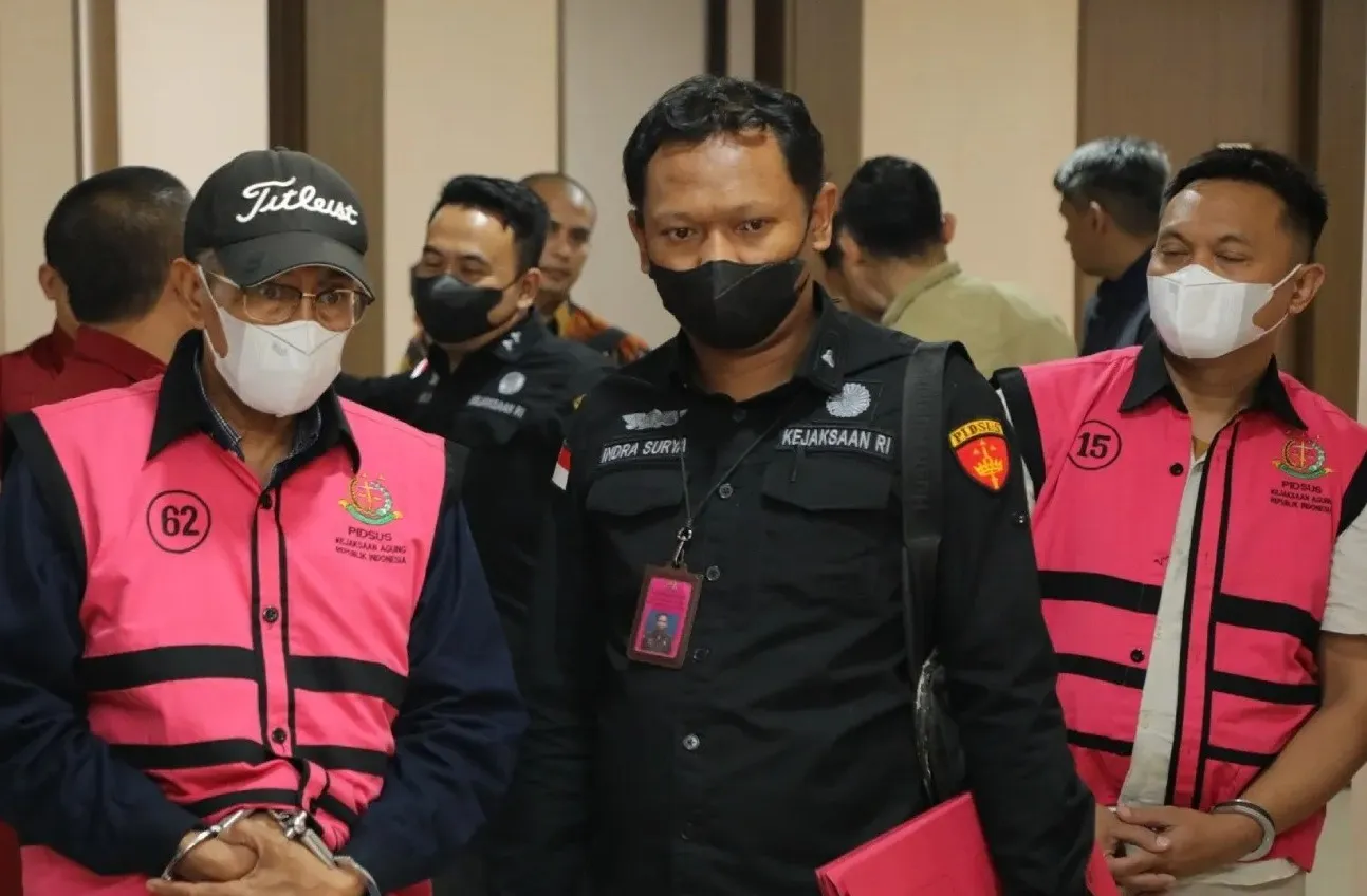 2 Tersangka kasus dugaan korupsi pemberiaan kredit PT Sritex saat ditahan Kejaksaan Agung