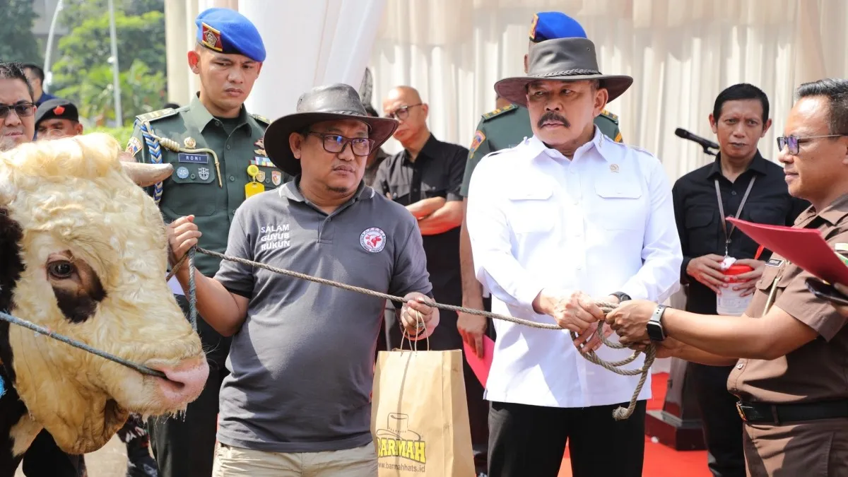 Jaksa Agung serahkan 47 ekor hewan kurban kepada panitia Idul Adha Lingkungan Kejagung, Jakarta, Kamis, 5 Juni 2025