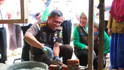 Plt Kajari Musi Rawas Abu Nawas, S.H., M.H melaksanakan peletakan batu pertama program bedah rumah warga