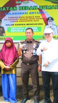 Plt Kajari Musi Rawas Abu Nawas, S.H., M.H melaksanakan peletakan batu pertama program bedah rumah warga