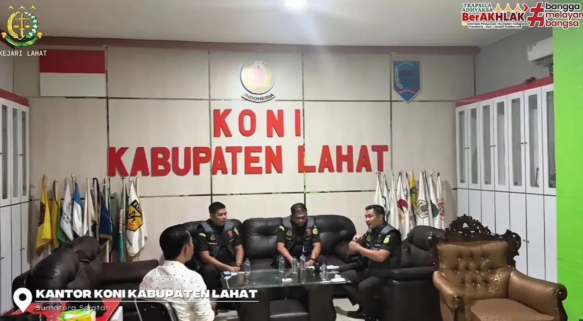 Tim Penyidik Kejari Lahat saat menggeledah kantor Sekretariat KONI Lahat