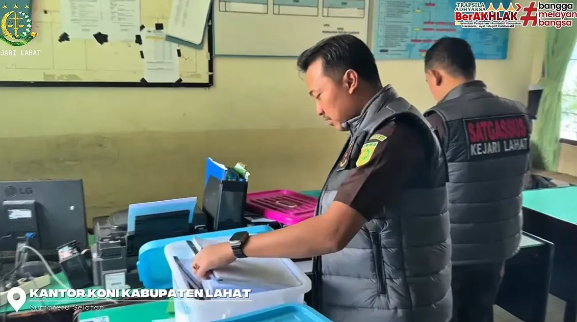 Tim Penyidik Kejari Lahat saat menggeledah kantor Sekretariat KONI Lahat