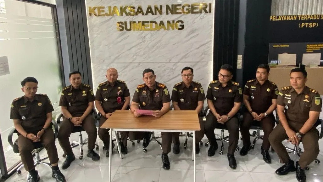 Kepala Kejari (Kajari) Sumedang Dr. Adi Purnama, S.H., M.H. yang didampingi para kepala seksi dan subseksi