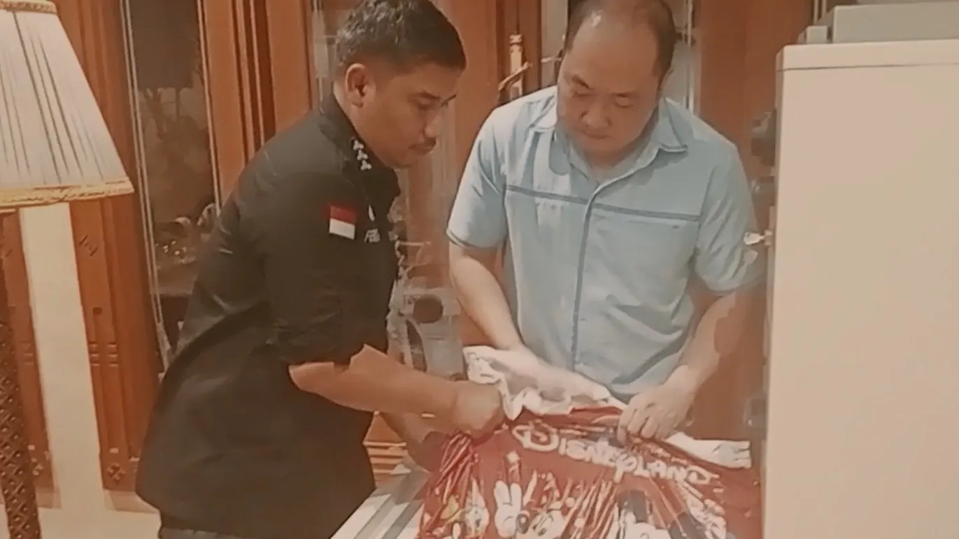 Penyidik JAM PIDSUS menggeledah rumah ILK terkait perkara pemberian kredit PT Sritex pada Senin, 30 Juni 2025