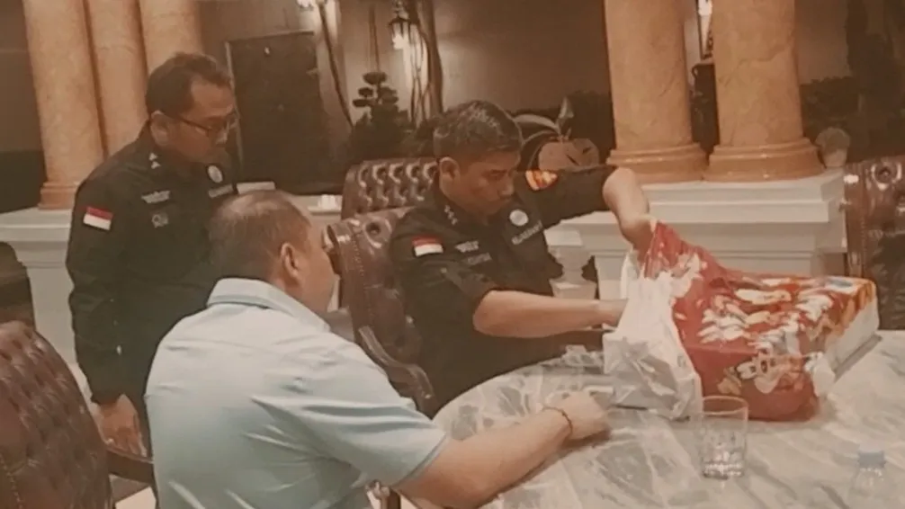 Geledah 3 Rumah dan 4 Kantor Perkara Kredit Sritex, Penyidik JAMPIDSUS Sita Uang Rp2 Miliar dalam Plastik Bergambar Kartun Disney