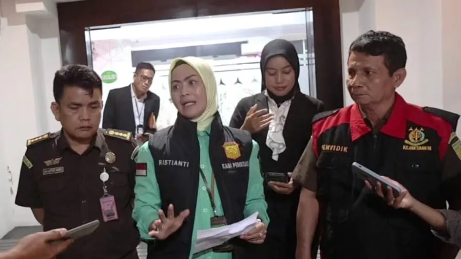 Kasi Penkum Kejati Bengkulu, Ristianti Adriani saat memberikan keterangan pers di kantor Kejati Bengkulu, Selasa, 8 Juli 2025