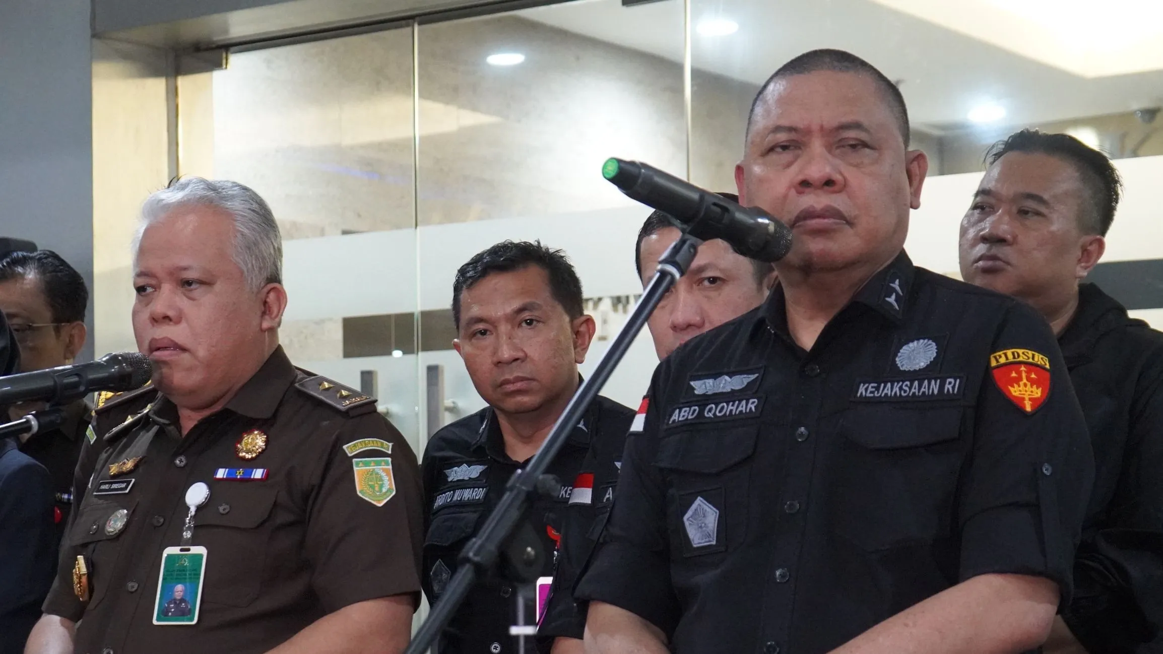 Direktur Penyidikan JAM  PIDSUS Kejagung, Abdul Qohar bersama Kapuspenkum Harli Siregar