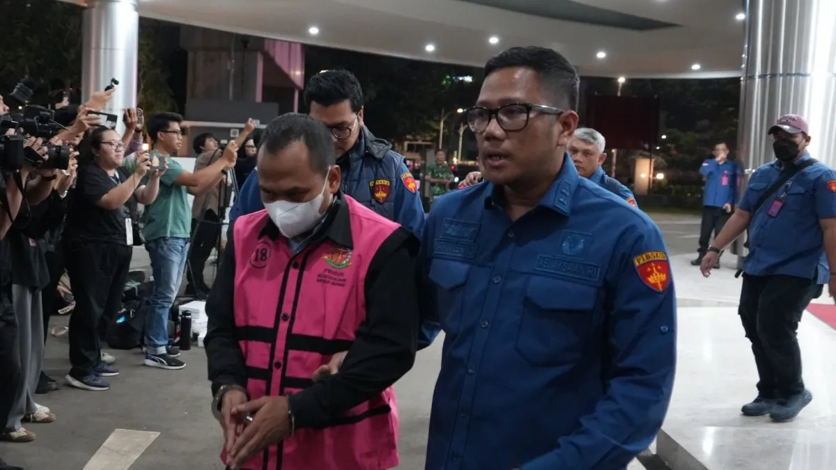 Salah satu tersangka dalam perkara dugaan korupsi tata kelola minyak mentah Pertamina yang ditahan penyidik JAM PIDSUS pada Kamis, 10 Juli 2025