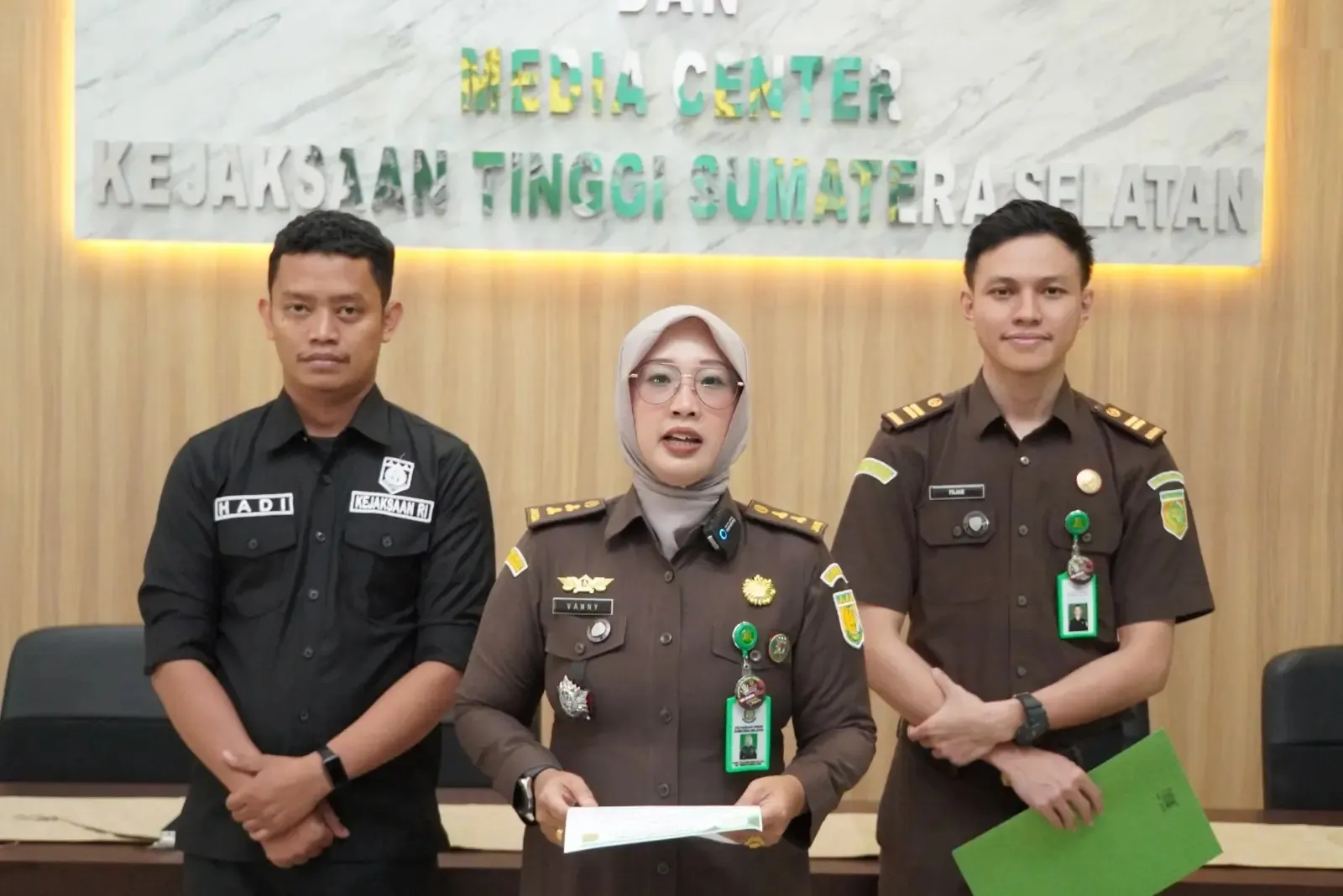 Kepala Seksi Penerangan Hukum (Kasi Penkum) Kejati Sumsel Vanny Yulia Eka Sari (tengah) bersama di jajaran Kejati Sumsel