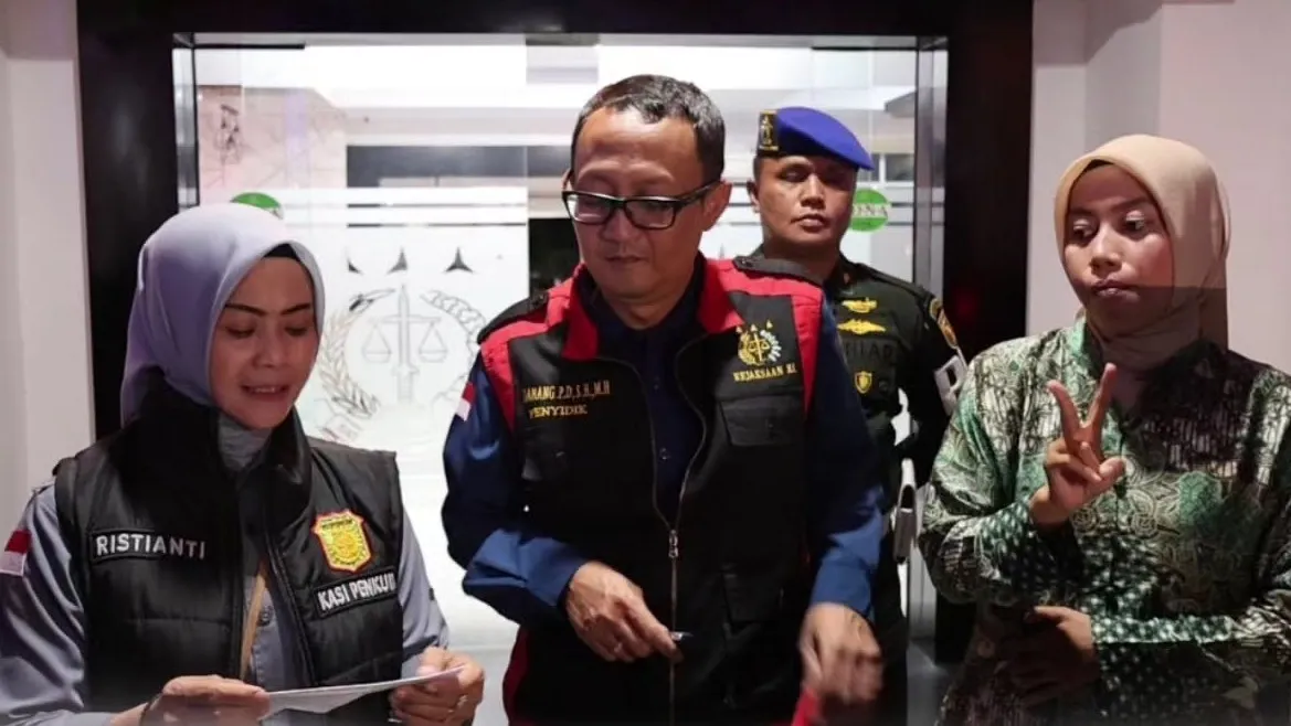 Kasi Penkum dan Kasi Penyidikan Kejati Bengkulu Ristianti Ariani dan Danang Prasetyo saat konpers penahanan tersangka baru korupsi anggaran di Sekretariat DPRD Bengkulu