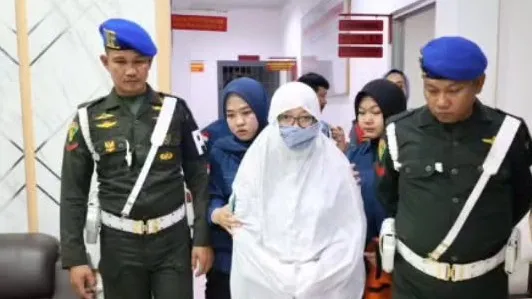Salah satu tersangka dalam perkara dugaan korupsi anggaran Sekretariat DPRD Provinsi Bengkulu saat ditahan penyidik