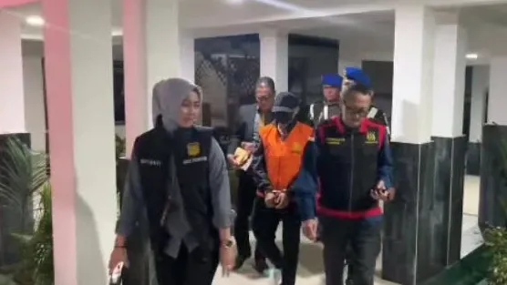 Kasi Penyidikan Danang Prasetyo (Kanan) saat membawa tersangka perkara dugaan korupsi anggaran DPRD Bengkulu