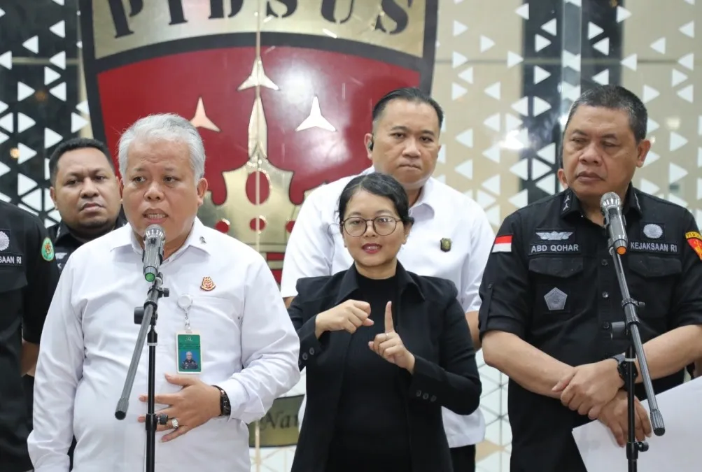 Kapuspenkum Kejagung Dr Harli Siregar, S.H, M.Hum dan Direktur Penyidikan JAM PIDSUS Abdul Qohar saat menyampaikan siaran pers pada Selasa, 15 Juli 2025