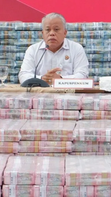 Kapuspenkum Kejagung Dr Harli Siregar, S.H., M.Hum saat konferensi pers penerimaan uang titipan Rp1,3 triliun dalam perkara pemberian izin ekspor CPO