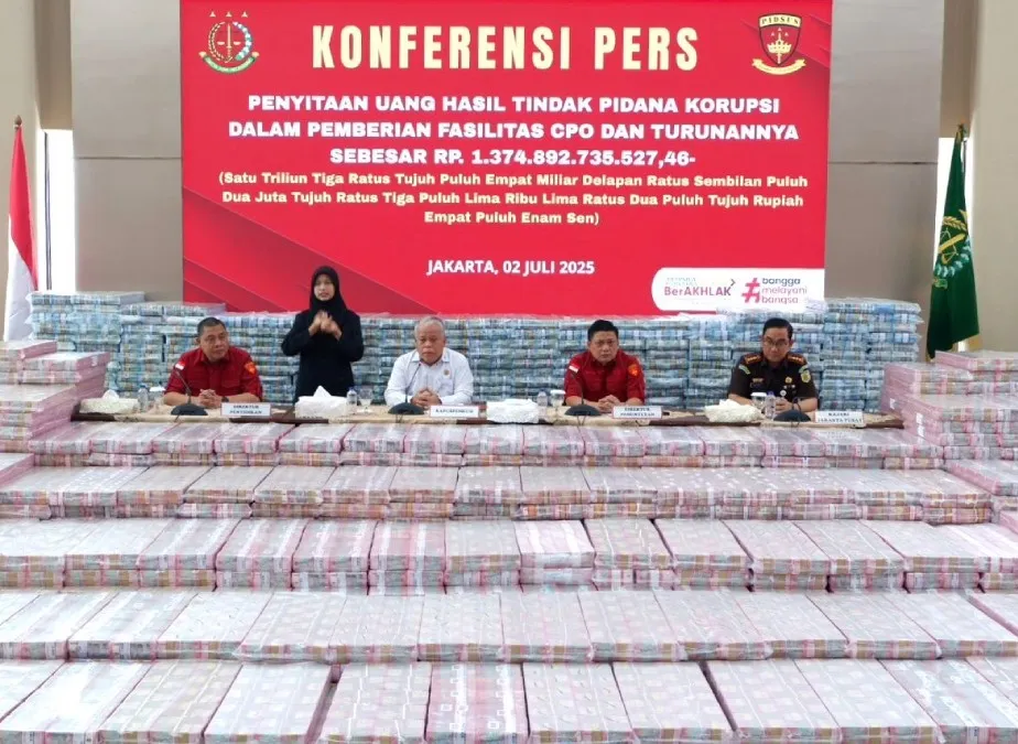 Kejaksaan Agung menggelar konpers penyitaan uang titipan Rp 1,3 triliun dalam perkara pemberian izin ekspor CPO dari 6 terdakwa korporasi
