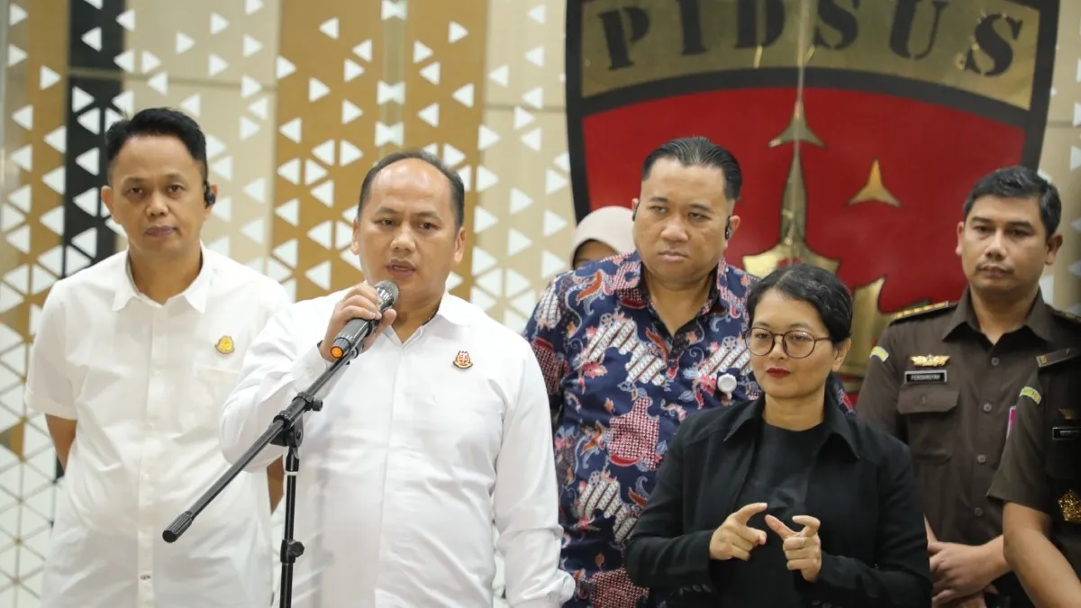 Kapuspenkum Kejagung Anang Supriatna saat memberikan keterangan pers penetapan 8 tersangka kasus korupsi kredit PT Sritex